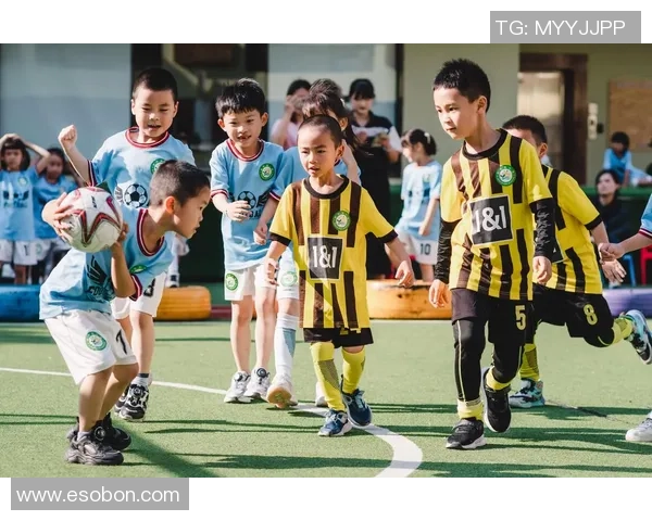 明星激动偶遇足球巨星全程记录粉丝热议场面超燃